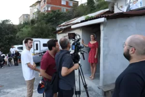 Yardımcı yönetmenliğini Serli Seta Nişanyan ve görüntü yönetmenliğini Hakkı Kaplan’ın