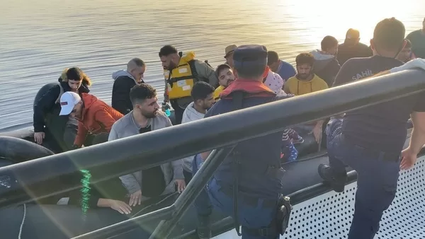Ayvalık açıklarında lastik botlarda ve can sallarında düzensiz göçmenlerin bulunduğu