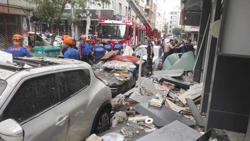 Şirinevler’de bir binada patlama meydana geldi. Doğalgaz kaynaklı olduğu belirtilen
