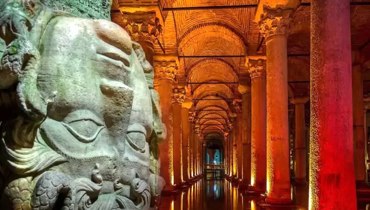 Yerebatan Sarnıcı, İstanbul’un derinliklerinde gizlenen tarih kokan bir anıttır. Bu