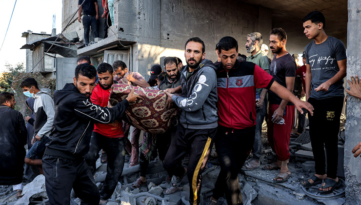 Gazze’deki hükümetin medya ofisinden yapılan yazılı açıklamada, İsrail bombardımanlarında önünde ekmek kuyruğunda bekleyen insanların bulunduğu 5