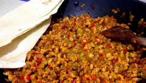 Tantuni, lezzetli bir Mersin atıştırmasıdır ve evde yapımıyla sofralarınıza lezzet