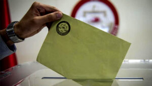 Anayasa Mahkemesi, üç siyasi partinin faaliyetlerini durdurdu. Yeni Dünya Partisi,