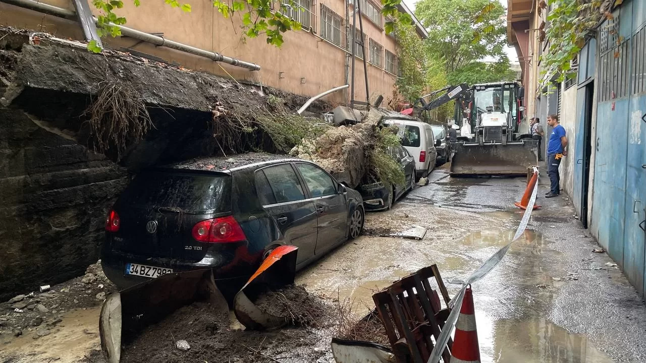 Zeytinburnu Maltepe’de bulunan sanayi sitesinin istinat duvarı sabah saatlerinde çöktü.