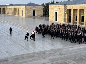 Milli Eğitim Bakanı Yusuf Tekin, beraberindeki heyetle Anıtkabir’i ziyaret etti.