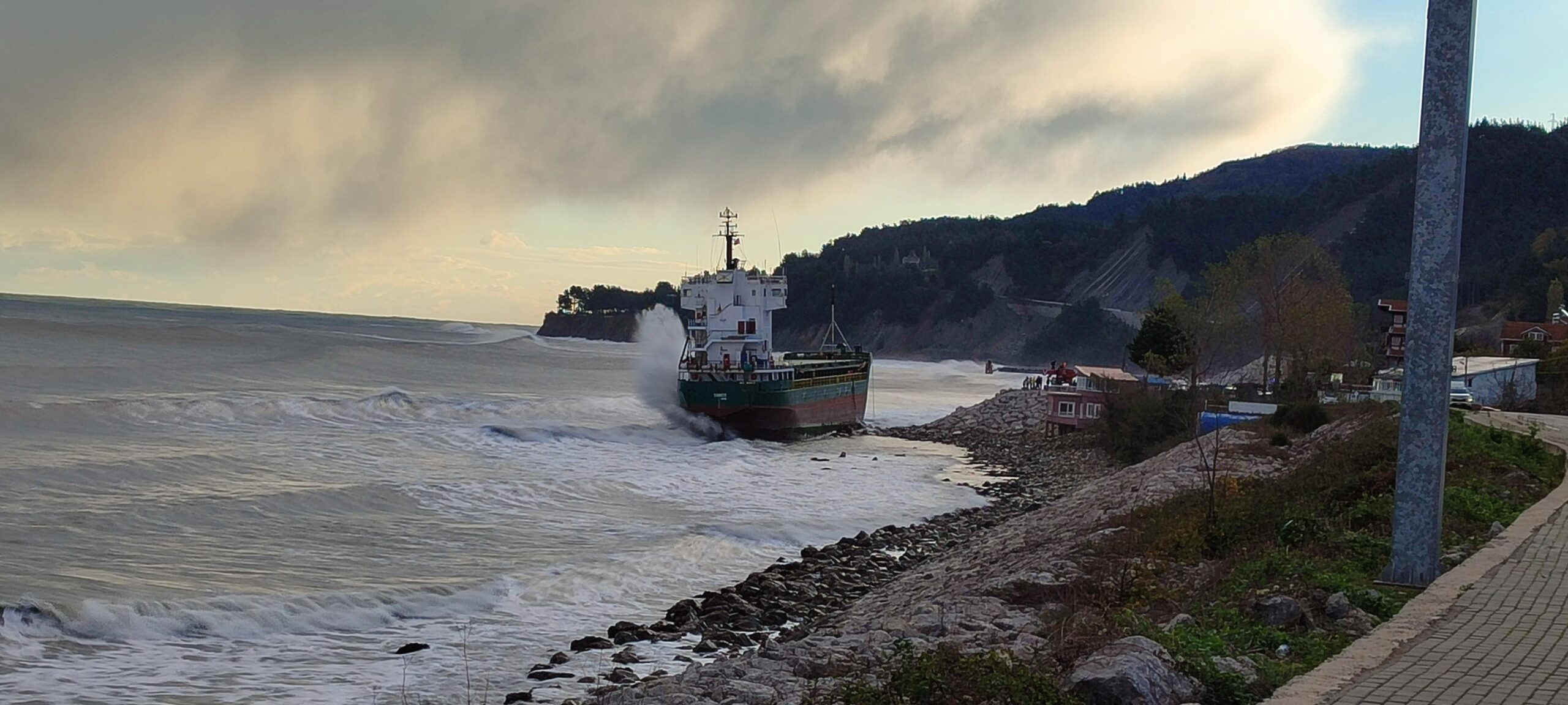 Kastamonu’nun İnebolu ilçesinde iskelede yük boşaltan Kamboçya bandralı ‘Vamos’ adlı