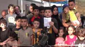 İsrail’in zulmünden kaçan çocuklar, Gazze’deki Şifa Hastanesi’ne sığındı. Hastane önünde