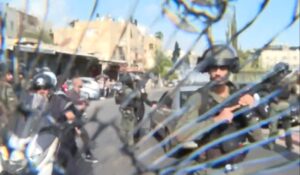 İsrail polisi, abluka altındaki Kudüs’te cuma namazı için toplanan sivillere