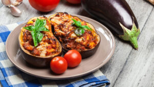 Fırında patlıcan közleme, hem lezzetli hem de sağlıklı bir yemek