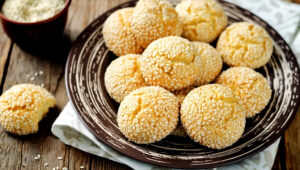 Selanik susamlısı, şekerpare tatlısını andıran dokusu ve susam kaplı görüntüsü