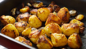 Patates fırında kaç dakikada pişer? Bu sorunun cevabı, patatesin boyutuna,