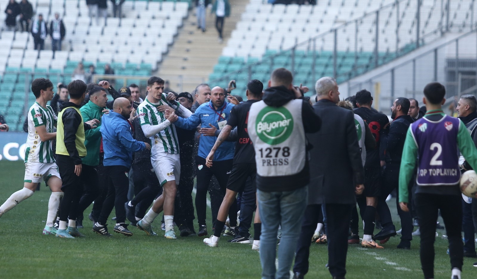 TFF 2. Lig Beyaz Grup’ta Bursaspor ile Diyarbekirspor arasında oynanan