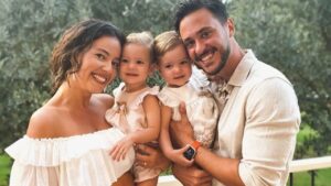 Pelin Akil ile kendisi gibi oyuncu olan eşi Anıl Altan
