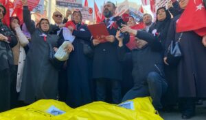 Şehit ve gazi yakınları DEM Parti önünde sarı torbalı eylem