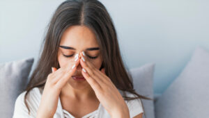 Sinüzit belirtileri, burun ve yüz bölgesindeki iltihaplı sinüslerin neden olduğu