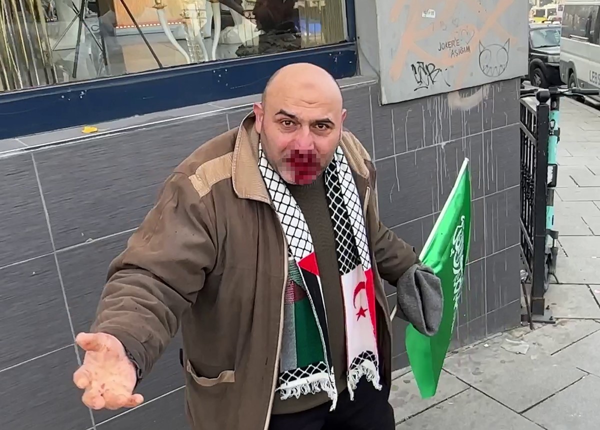 Galata Köprüsü’nde Filistin’e destek yürüyüşünden elinde Kelime-i Tevhid bayrağıyla dönen
