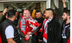 Antalyaspor’un prensipte anlaştığı Teknik Direktör Sergen Yalçın, tarifeli uçakla kente