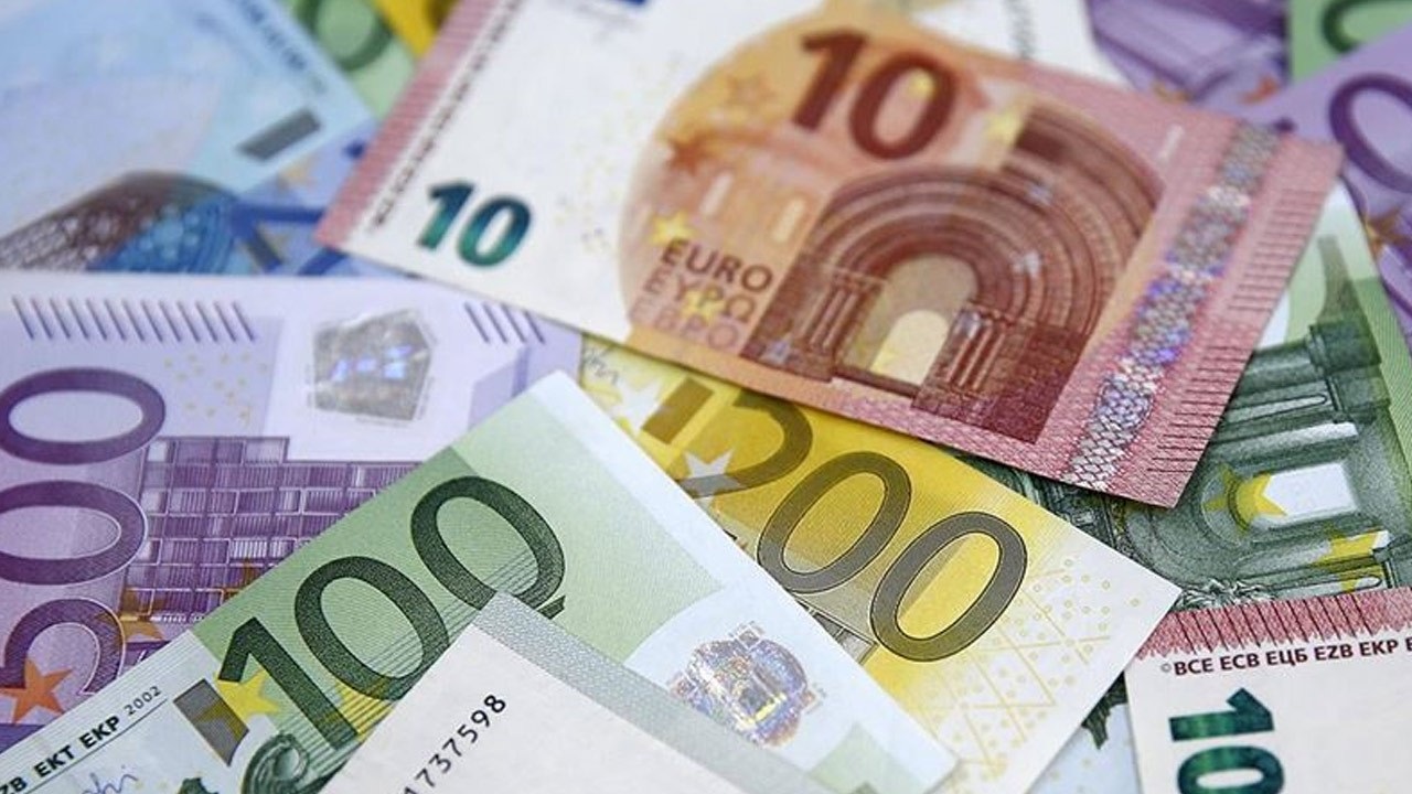 AB üye devletlerinin tek para birimi olarak 1 Ocak 1999’da