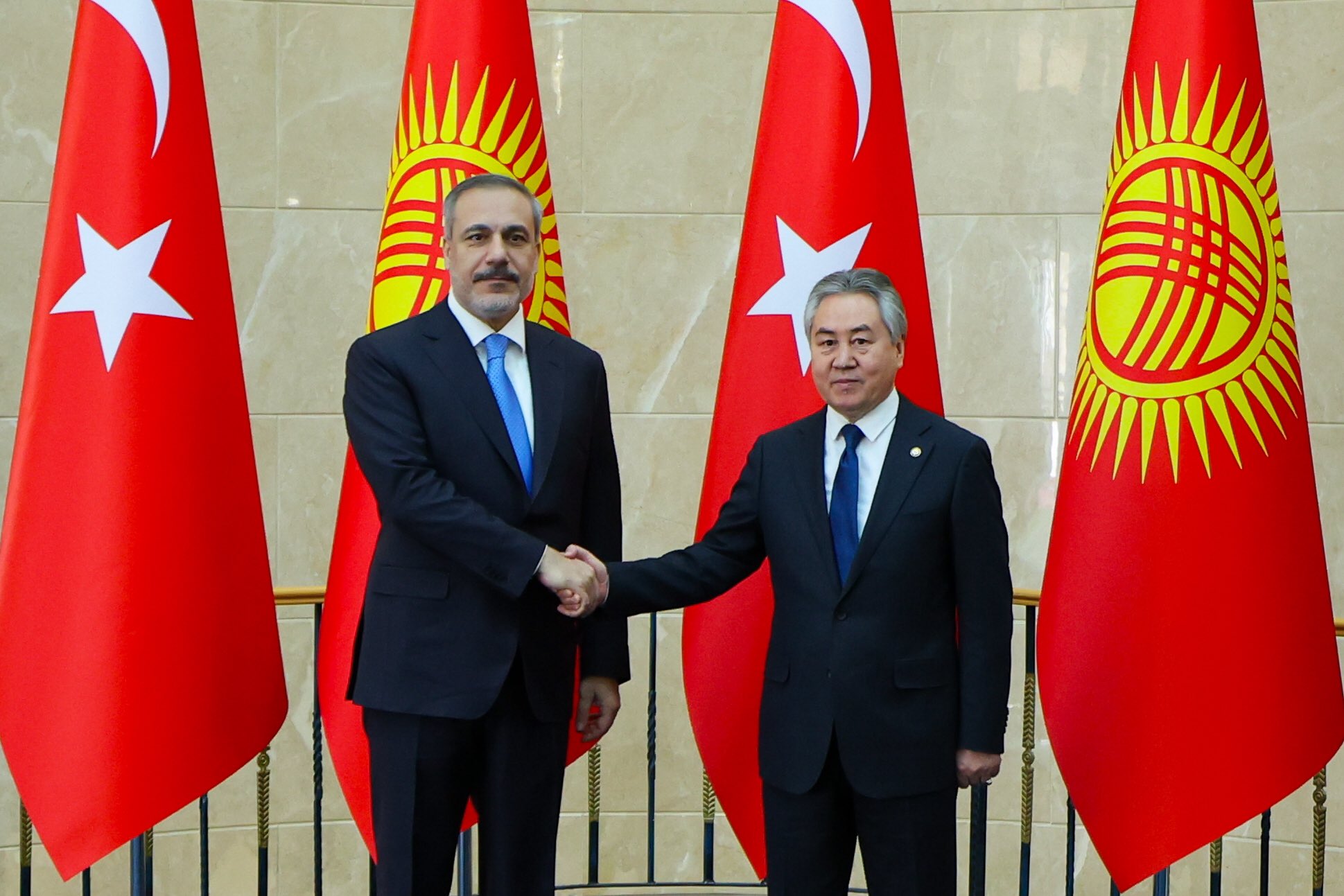 Dışişleri Hakan Fidan, Kırgızistan temaslarını sürdürüyor. Kırgızistan Dışişleri Bakanı Ceenbek