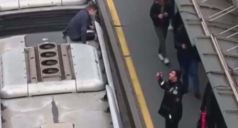 İstanbul’da metrobüsün üstünde yolculuk yaptı