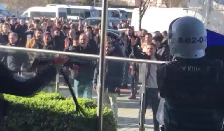 Taksiciler zammı beğenmedi: UKOME binasına taşlı saldırı!