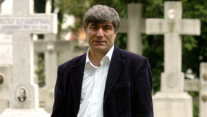 Hrant Dink Agos gazetesinin genel yayın yönetmeniydi. 2007 yılında İstanbul’da