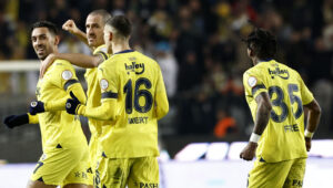 Fenerbahçe, Süper Lig’de Gaziantep FK’yi deplasmanda 1-0 mağlup ederek liderliğini