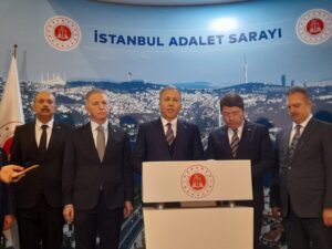 İstanbul Adalet Sarayı’ndaki polis noktasına bugün öğle saatlerinde silahlı terör