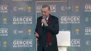 Erdoğan, “İstanbul’da yaşanan komediyi görüyorsunuz değil mi? Birileri son dakikaya