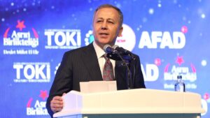 Elazığ’da Atatürk Kültür Merkezi’nde düzenlenen “Deprem Konutları Kura ve Anahtar