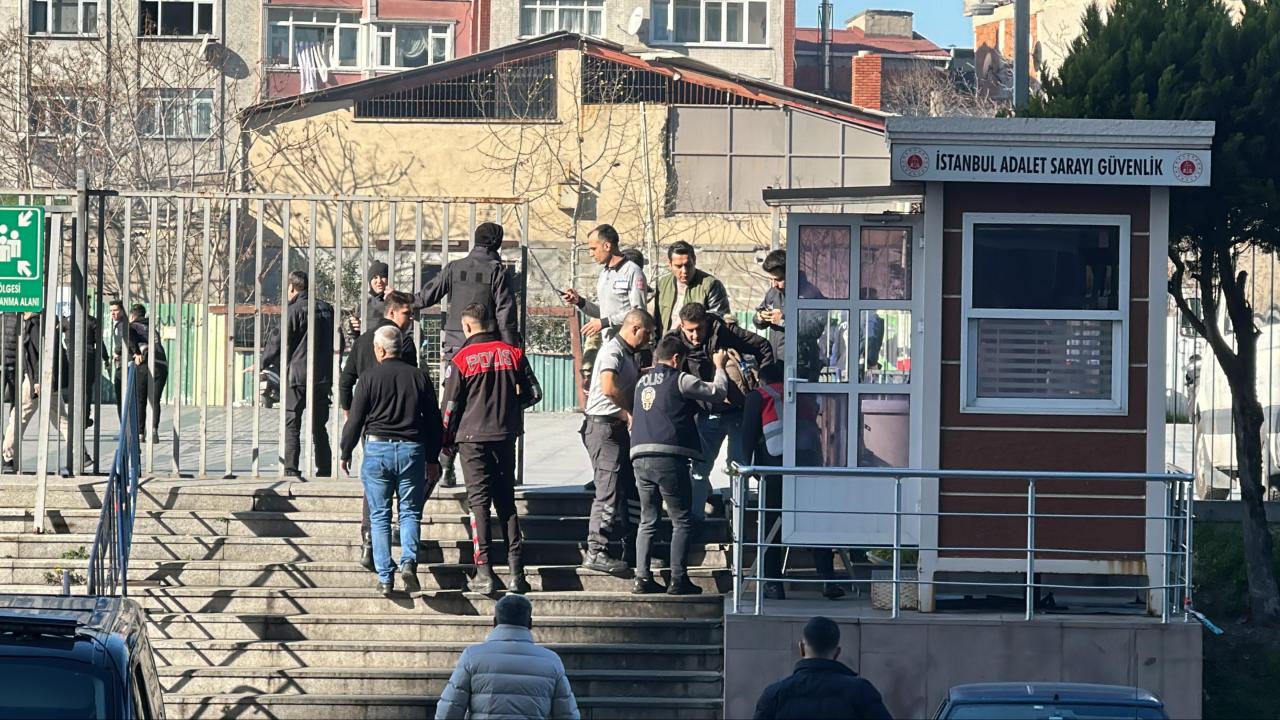 Çağlayan’daki İstanbul Adalet Sarayı önündeki meydanda bazı kişi ya da