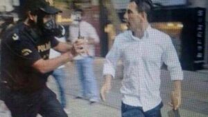 Beyoğlu’nda dün gece saatlerinde Sabri Çelebi otomobiliyle giderken, bir grup