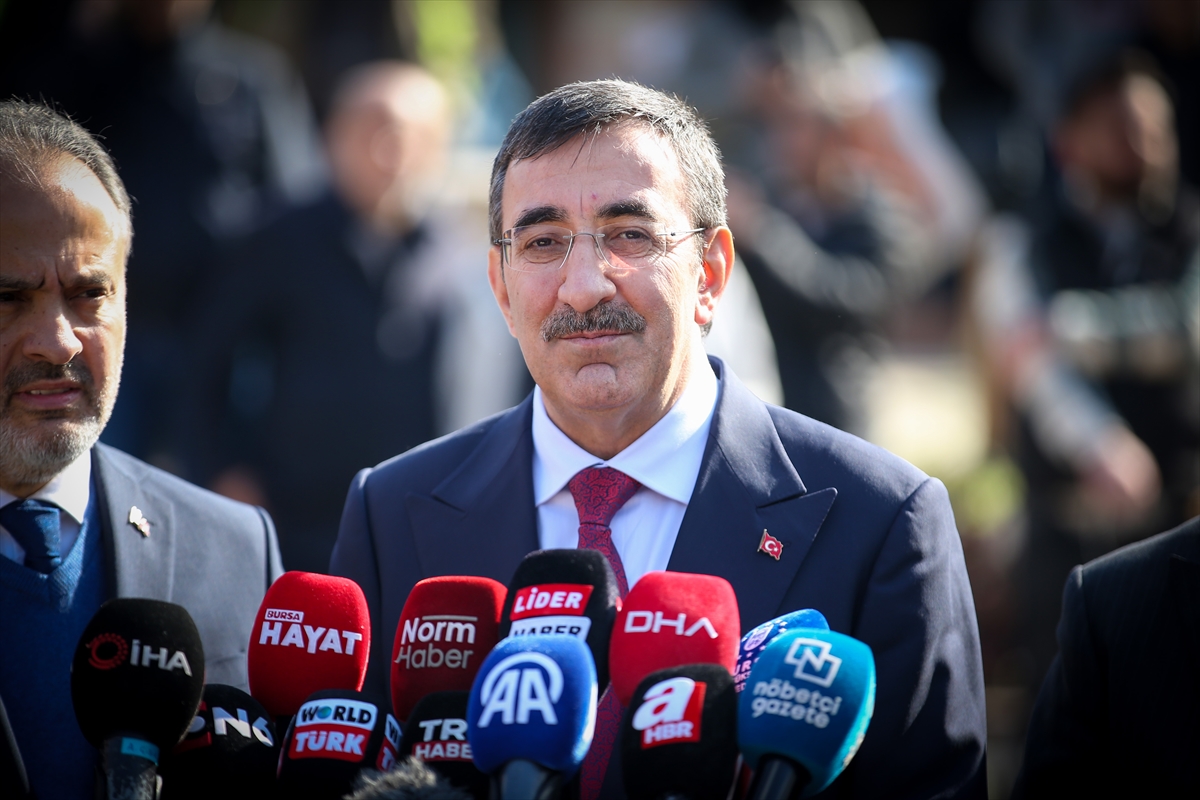 Yılmaz, Bursa programı kapsamında Vali Mahmut Demirtaş’ı ziyaret etti. Heykel