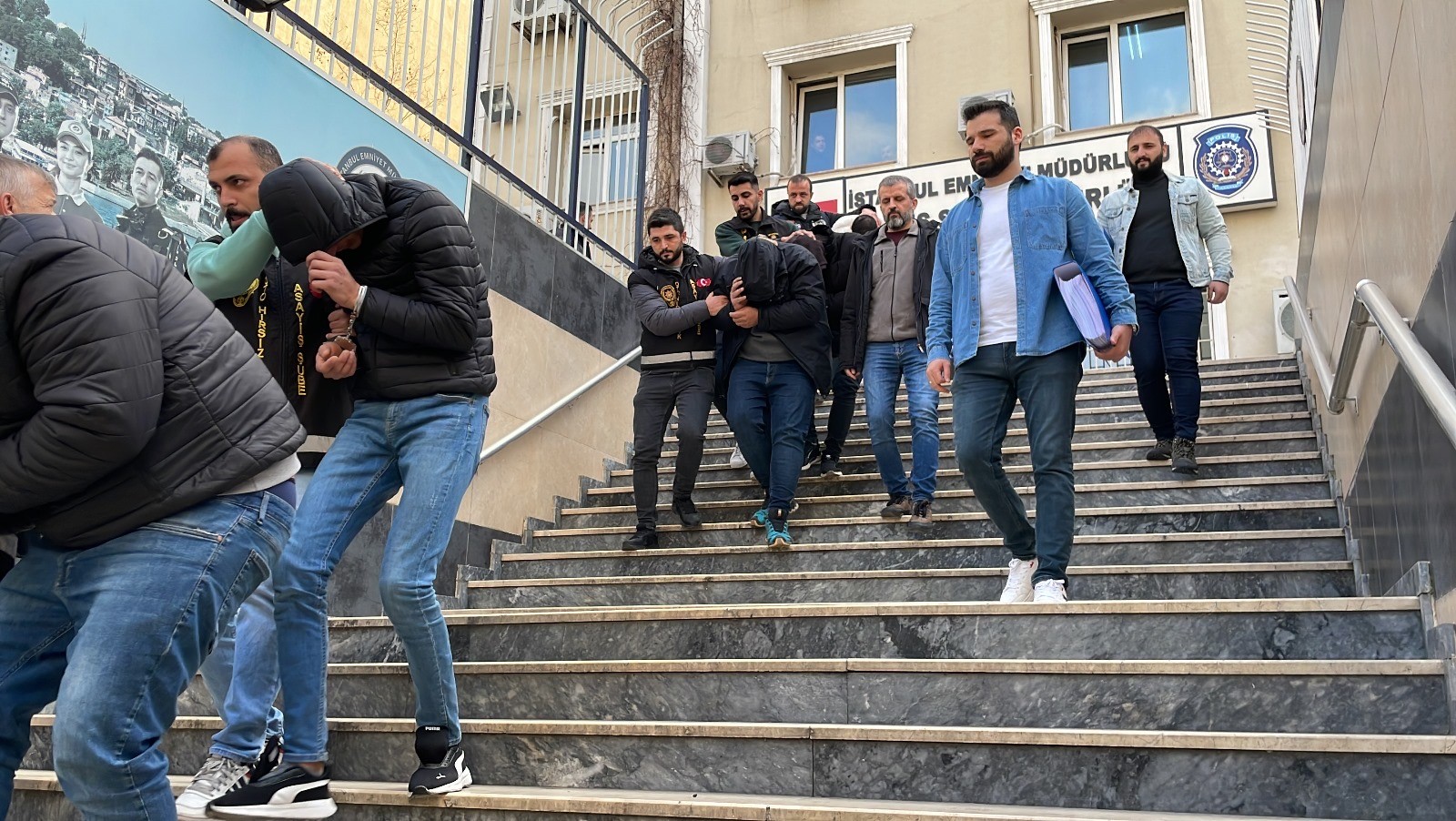 İstanbul Asayiş Şube Müdürlüğü Oto Hırsızlık Büro Amirliği polisleri, çalıntı-change