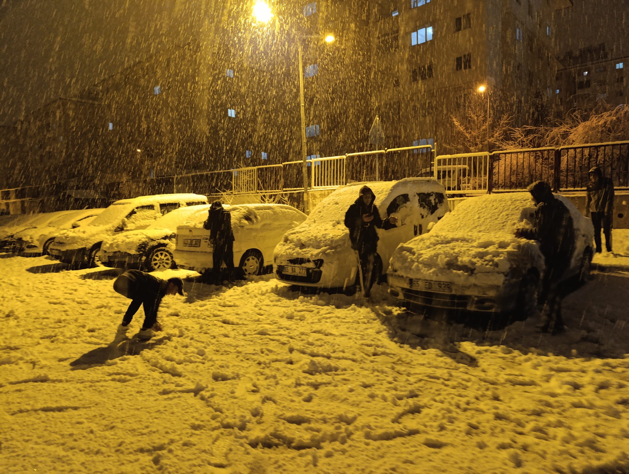 Van Valiliğince yapılan açıklamada, yaşanan yoğun kar yağışı sebebiyle 20