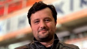 Yaklaşık 25 yıldır siyasetle uğraşan ve 20 yıldan fazladır da