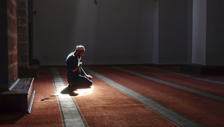 Tükürük orucu bozar mı? Tükürük yutmak orucu bozar mı? Balgam yutmak orucu bozar mı? Kan yutmak orucu bozar m? Hocalar ne diyor, Kuran’ı Kerim’de Ayetlerde nasıl geçiyor? Diyanet açıkladı