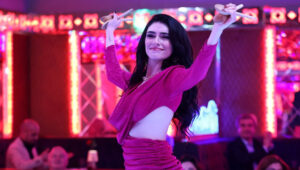 Hazar Ergüçlü yeni pavyon dansı beğeni topladı! İnci Taneleri dizisi,
