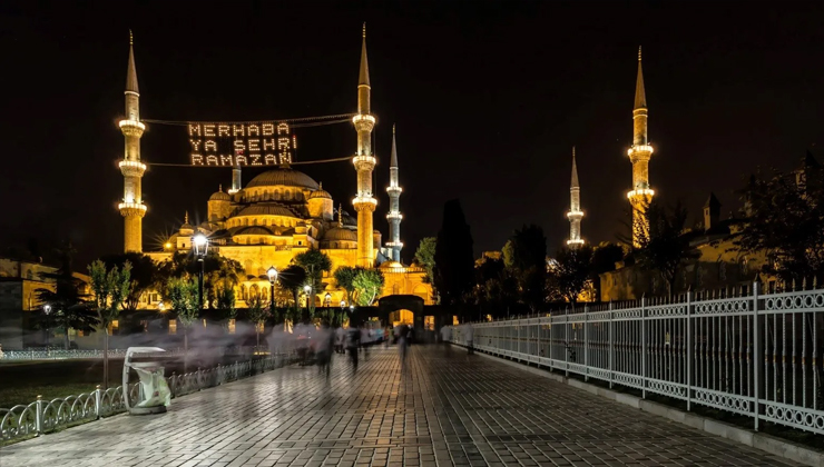 Sevgiliyle Öpüşmek orucu bozar mı? Yanaktan öpmek orucu bozar mı? Dudaktan öpmek orucu bozar mı? Çocuğunu öpmek orucu bozar mı? Nikahsız biriyle öpüşmek orucu bozar mı? Hocalar ne diyor, Kuran’ı Kerim’de Ayetlerde nasıl geçiyor? Diyanet açıkladı