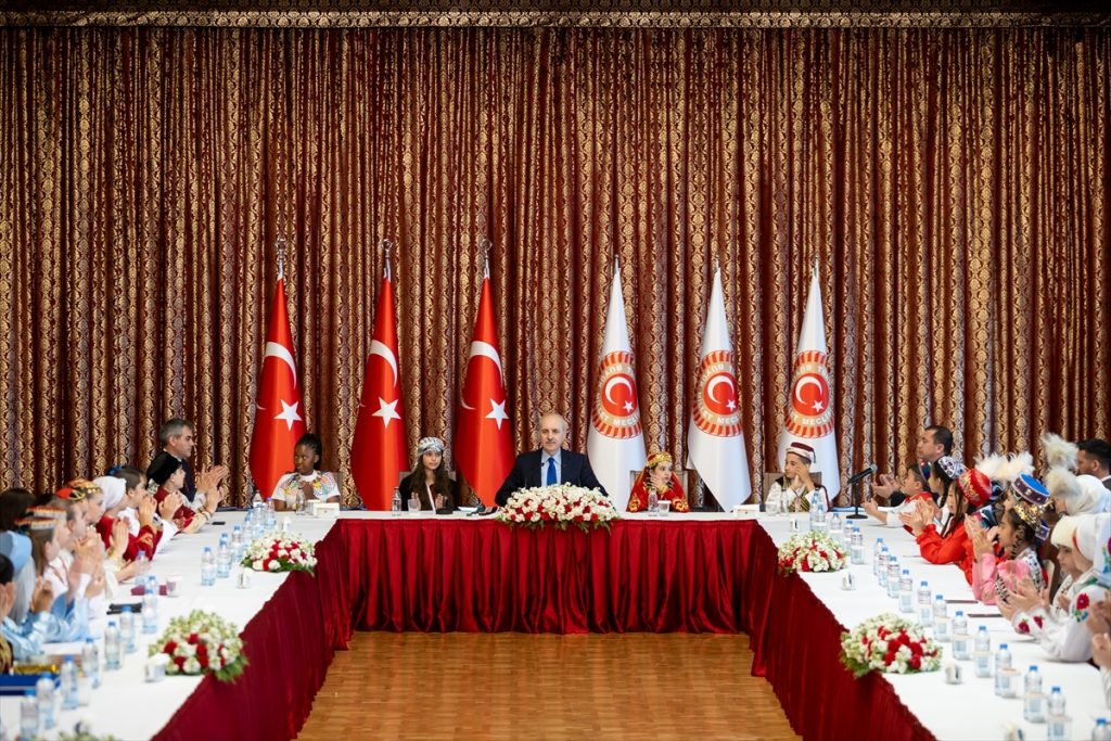 TBMM Başkanı Kurtulmuş, Dünya Çocuklarını Kabul Etti