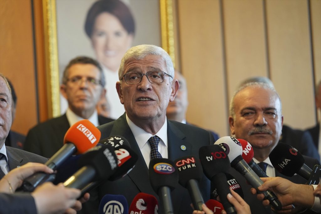 Müsavat Dervişoğlu Mazbatasını Aldı