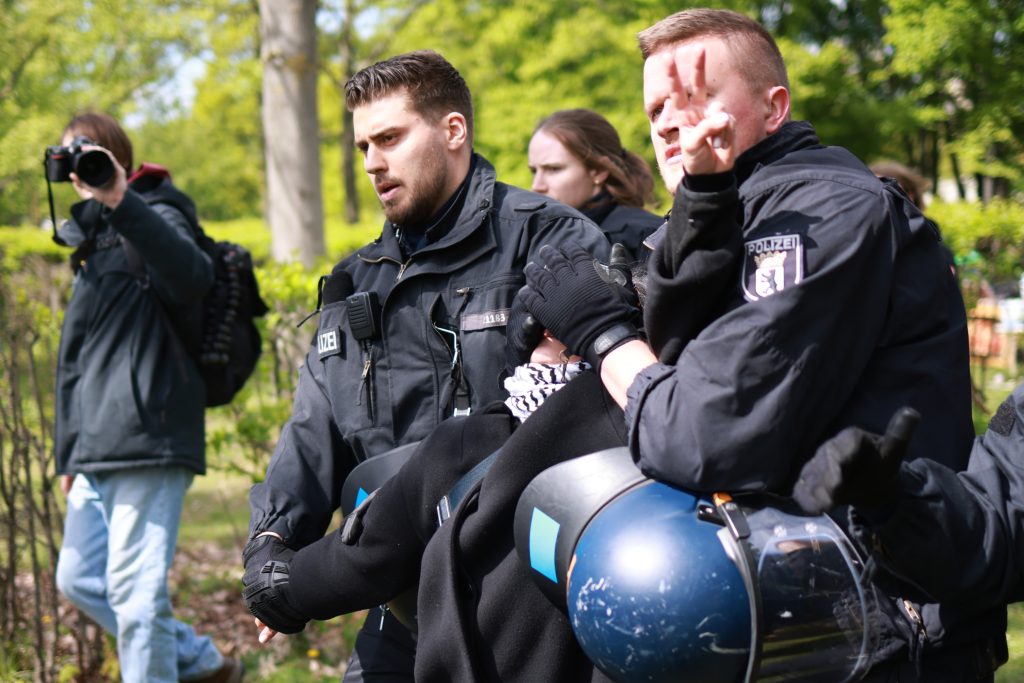 Alman Polisi, Meclis Önündeki Filistin'e Destek Kampını Dağıttı