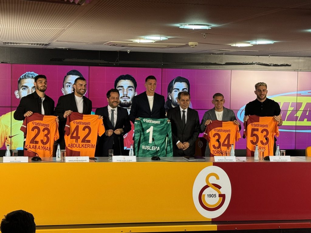 Galatasaray'da Toplu İmza Töreni