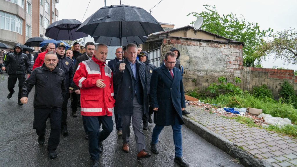 Gaziosmanpaşa'da Toprak Kayması: Vali Gül'den Açıklama