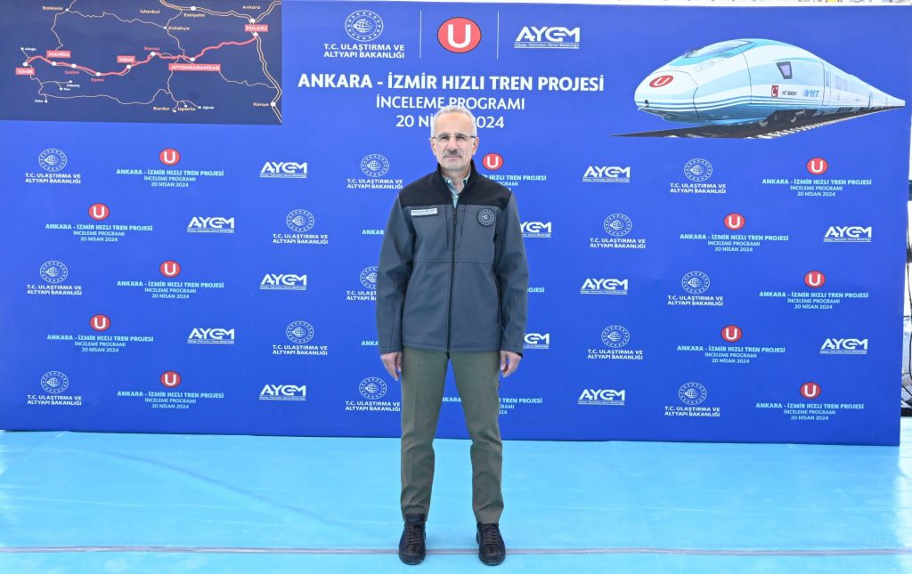 Bakan Uraloğlu'ndan Ankara-İzmir Hızlı Tren Hattı Açıklaması