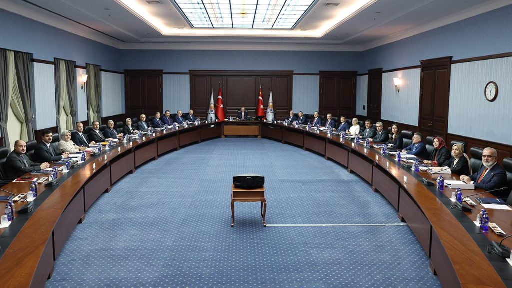 AK Parti MYK Yarın Toplanıyor: Değişim Olacak mı?