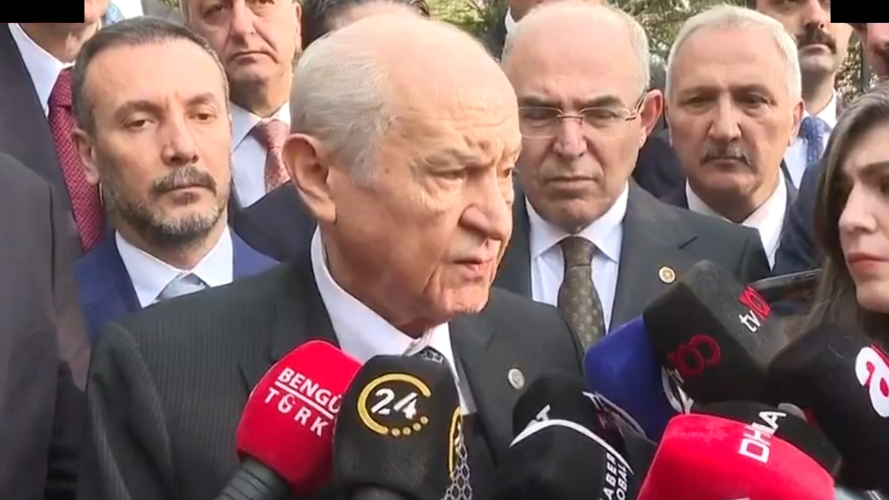   Bahçeli, bayram namazının ardından geleneksel olarak Alparslan Türkeş’in kabrini