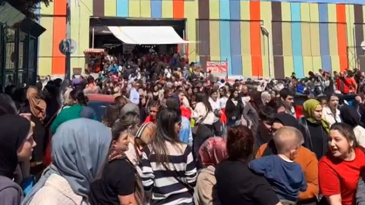 Olay, saat 13.15 sıralarında Bakırköy’de Cumartesi günleri kurulan sosyete pazarında
