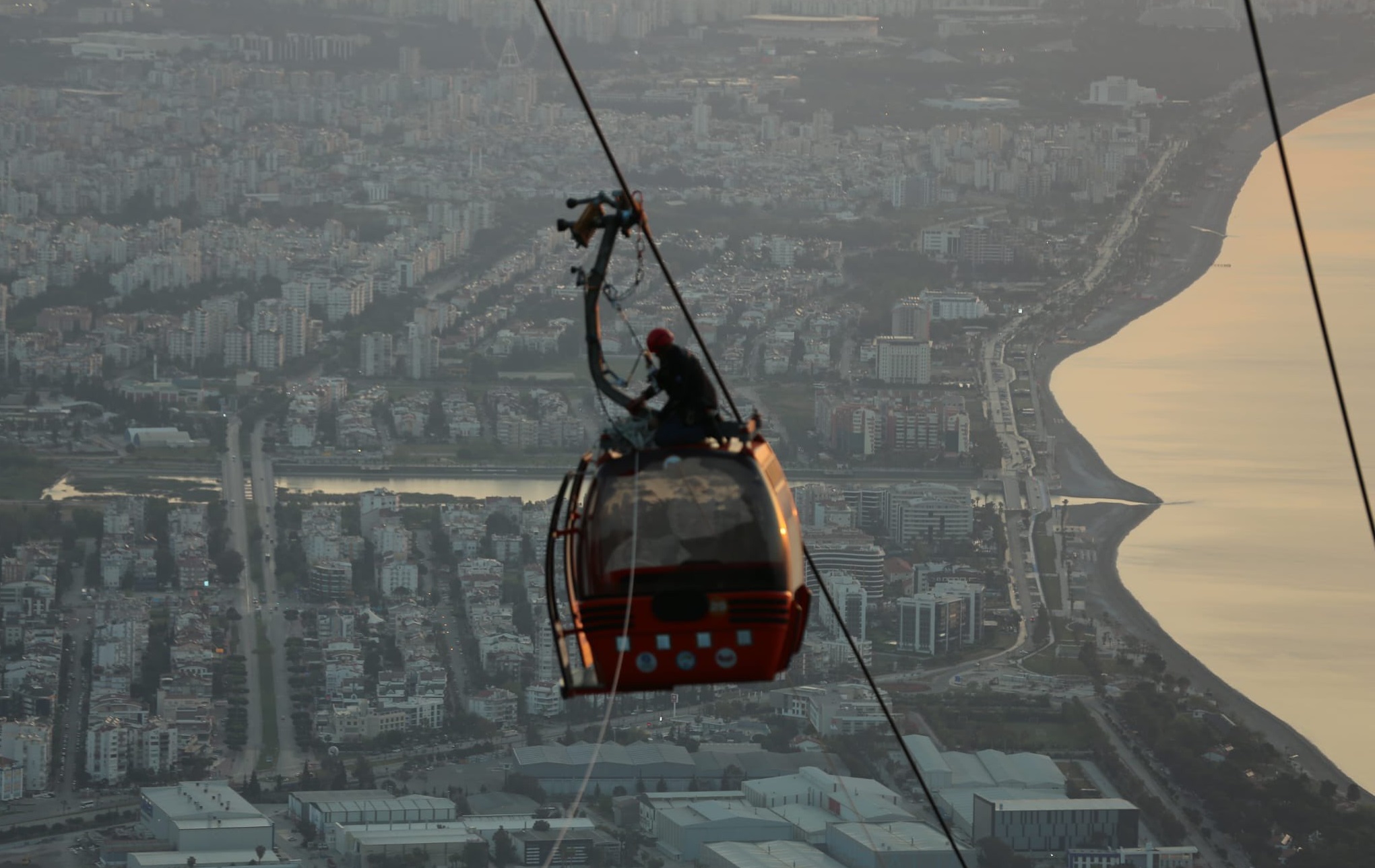 Antalya’nın Konyaaltı ilçesinde devrilen teleferik direğine çarpan kabinin parçalanması sonucu