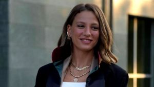 Netflix’in merakla beklenen yeni dizisi “Kimler Geldi Kimler Geçti”, Serenay